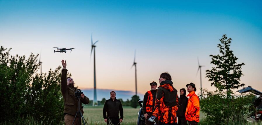 Jägergruppe Feldeck im Einsatz: Sven Böttcher lässt die Drohne fliegen, Christoph Jahnke (dritter von links) hat die Helfenden zusammengetrommelt. Foto: Dmitrij Leltschuk