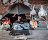 Seit vier Jahren schläft Mehmed unter der Brücke. Um ihn zu schützen, zeigen wir sein Gesicht nicht. Foto: Dmitrij Leltschuk