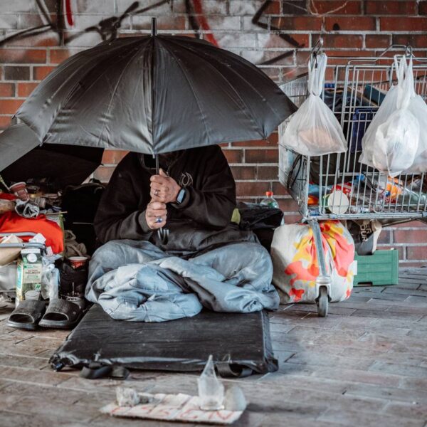 Seit vier Jahren schläft Mehmed unter der Brücke. Um ihn zu schützen, zeigen wir sein Gesicht nicht. Foto: Dmitrij Leltschuk