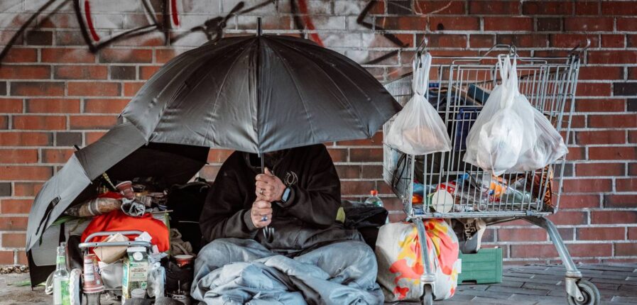 Seit vier Jahren schläft Mehmed unter der Brücke. Um ihn zu schützen, zeigen wir sein Gesicht nicht. Foto: Dmitrij Leltschuk