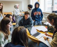 Konzentriertes Arbeiten: Die Schülerinnen und Schüler der Inklusionsklasse 7c. Foto: Miguel Ferraz