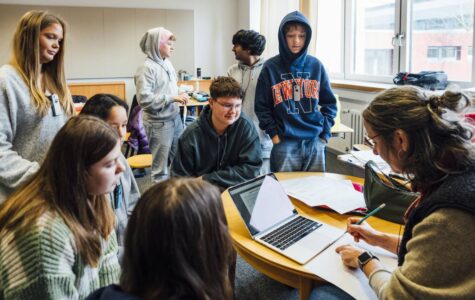Konzentriertes Arbeiten: Die Schülerinnen und Schüler der Inklusionsklasse 7c. Foto: Miguel Ferraz