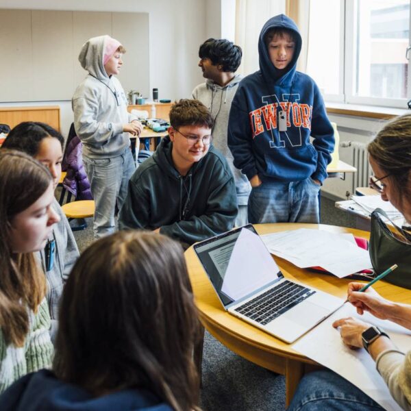 Konzentriertes Arbeiten: Die Schülerinnen und Schüler der Inklusionsklasse 7c. Foto: Miguel Ferraz