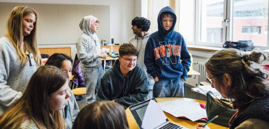 Konzentriertes Arbeiten: Die Schülerinnen und Schüler der Inklusionsklasse 7c. Foto: Miguel Ferraz