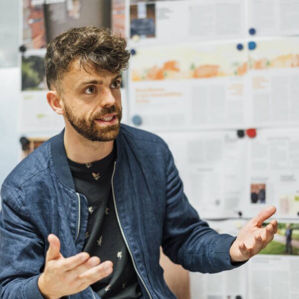 Kann nicht zählen, wie oft er vor den Olympischen Spielen in Paris gegen Vertreibungen demonstriert hat: Paul Alauzy. Foto: Miguel Ferraz