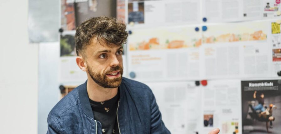 Kann nicht zählen, wie oft er vor den Olympischen Spielen in Paris gegen Vertreibungen demonstriert hat: Paul Alauzy. Foto: Miguel Ferraz