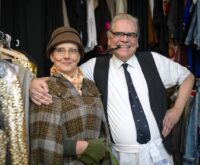 Sollten Ihnen Tante Edelgard (Birgit Schleper) und Onkel Hugo (Dieter Warszawa) irgendwo begegnen: Vorsicht, dahinter steckt das Theater ik‘s!   Foto: Imke Lass