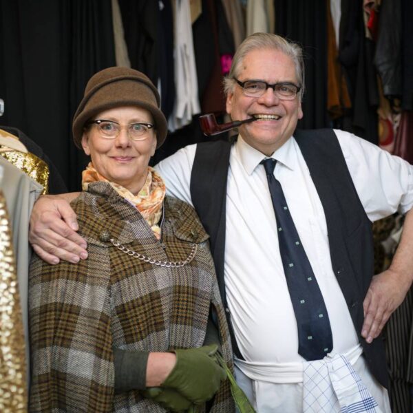 Sollten Ihnen Tante Edelgard (Birgit Schleper) und Onkel Hugo (Dieter Warszawa) irgendwo begegnen: Vorsicht, dahinter steckt das Theater ik‘s!   Foto: Imke Lass