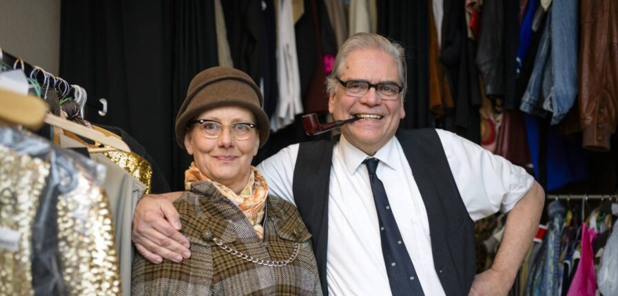 Sollten Ihnen Tante Edelgard (Birgit Schleper) und Onkel Hugo (Dieter Warszawa) irgendwo begegnen: Vorsicht, dahinter steckt das Theater ik‘s!   Foto: Imke Lass