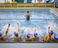 Die Kids machen ordentlich Welle im Becken. Foto: Imke Lass