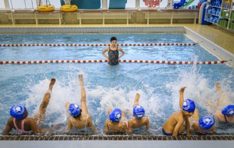 Die Kids machen ordentlich Welle im Becken. Foto: Imke Lass