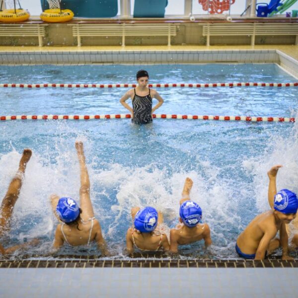 Die Kids machen ordentlich Welle im Becken. Foto: Imke Lass