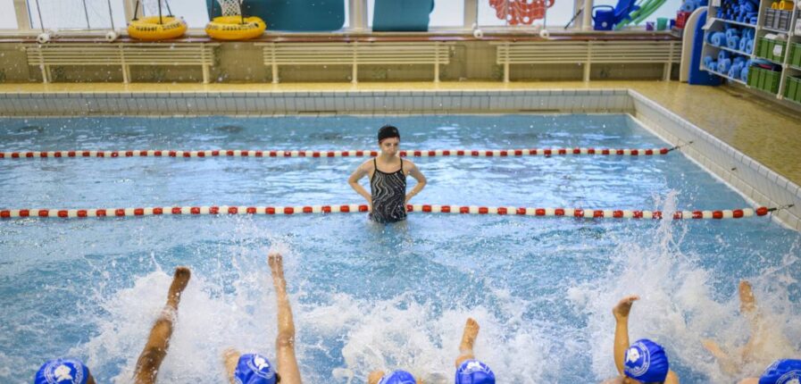 Die Kids machen ordentlich Welle im Becken. Foto: Imke Lass