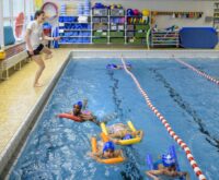 Schwimmnudeln helfen Kindern auch in Lurup beim Schwimmenlernen. Foto: Imke Lass