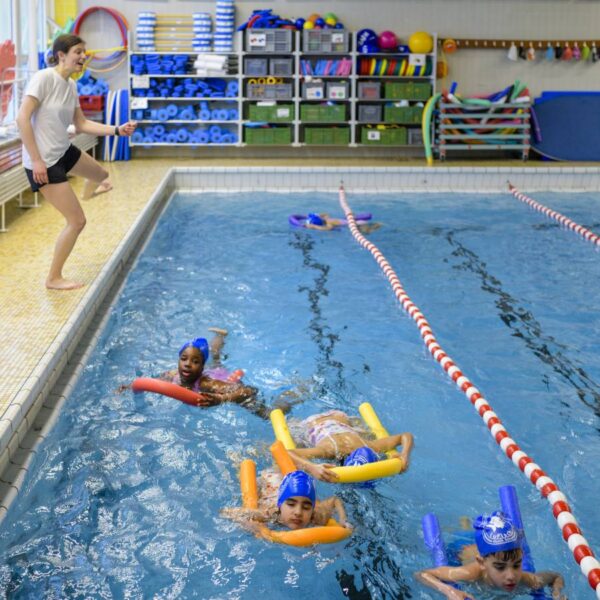 Schwimmnudeln helfen Kindern auch in Lurup beim Schwimmenlernen. Foto: Imke Lass