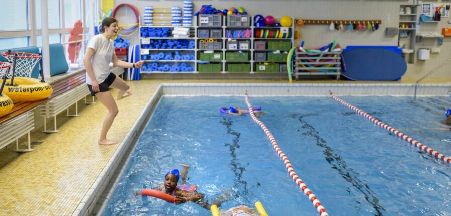 Schwimmnudeln helfen Kindern auch in Lurup beim Schwimmenlernen. Foto: Imke Lass