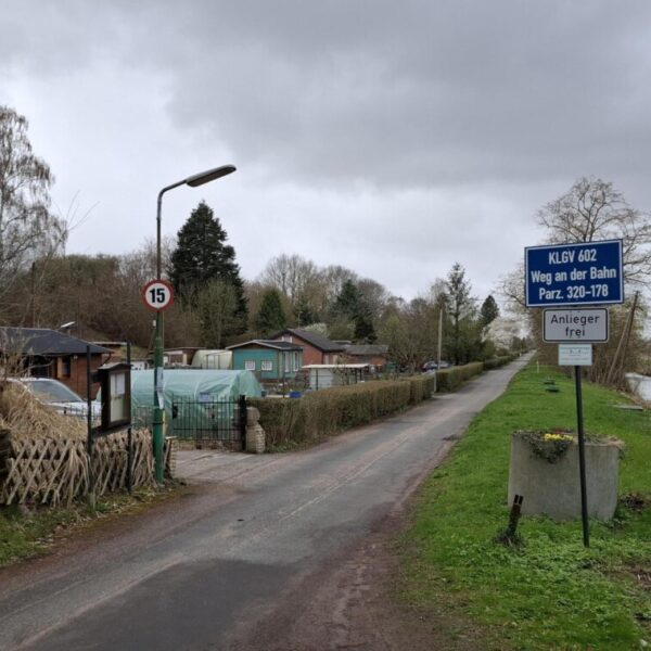 Ein Kleingartenverein an einer Straße