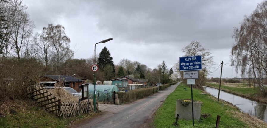 Ein Kleingartenverein an einer Straße