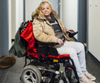 Wenn Marion O. ihre Wohnung verlässt, ist sie auf einen Rollstuhl angewiesen. Foto: Miguel Ferraz