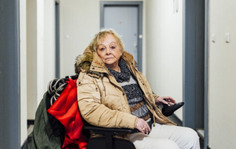 Wenn Marion O. ihre Wohnung verlässt, ist sie auf einen Rollstuhl angewiesen. Foto: Miguel Ferraz