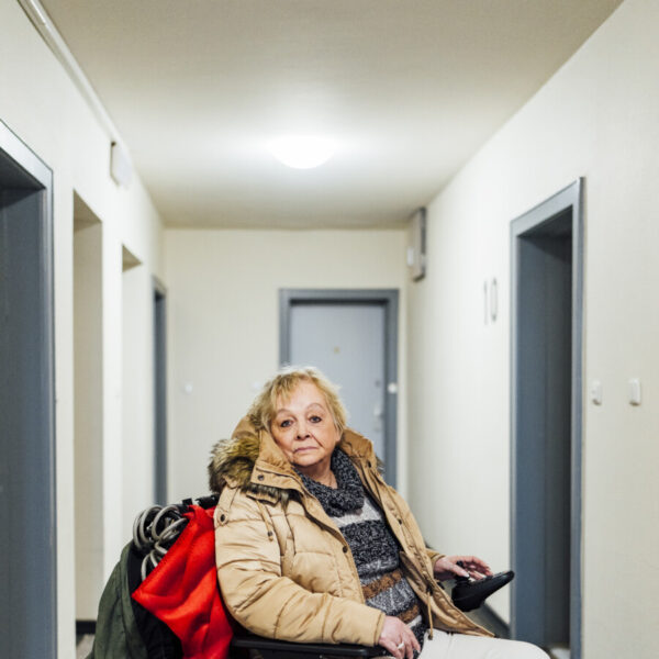 Wenn Marion O. ihre Wohnung verlässt, ist sie auf einen Rollstuhl angewiesen. Foto: Miguel Ferraz