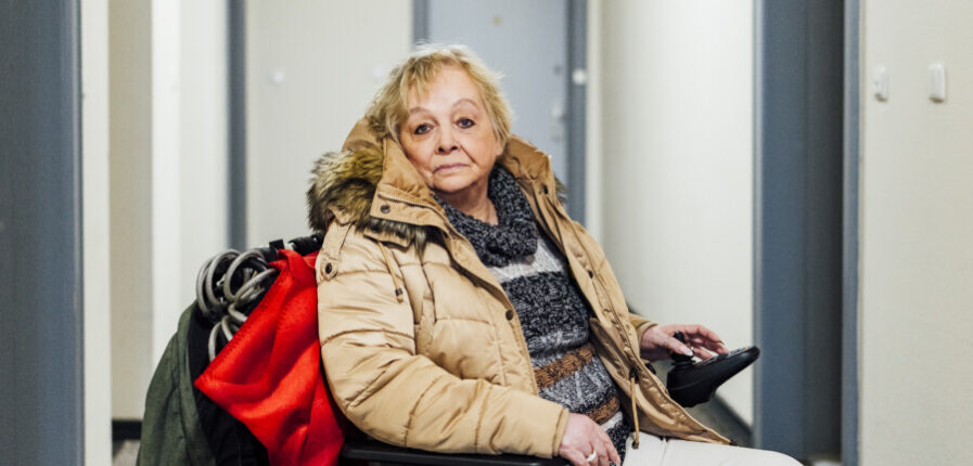 Wenn Marion O. ihre Wohnung verlässt, ist sie auf einen Rollstuhl angewiesen. Foto: Miguel Ferraz