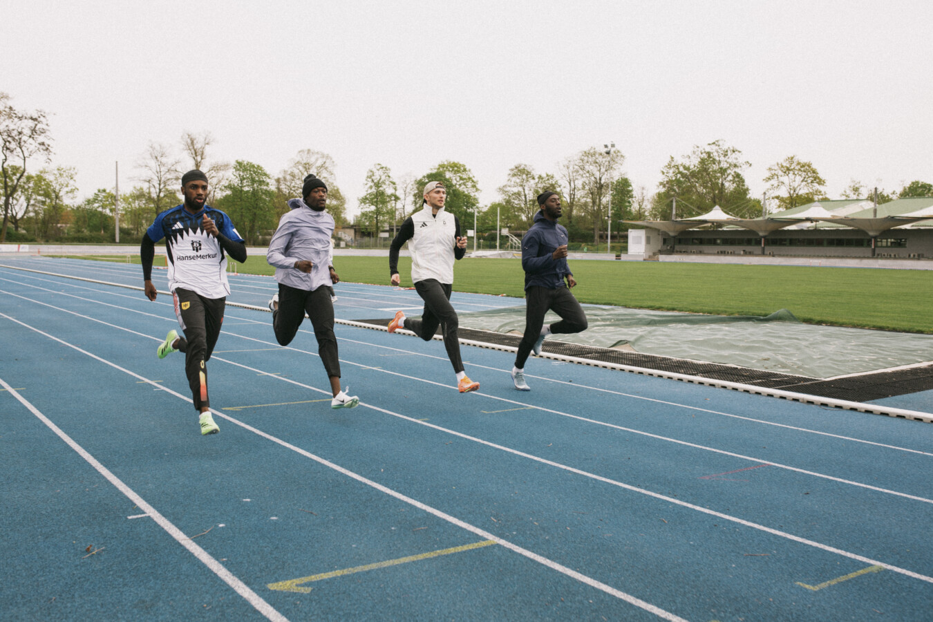 Owen Ansah (Zweiter von links) beim Sprinttraining am Bundesstützpunkt in Mannheim. Foto: Jessica Schäfer
