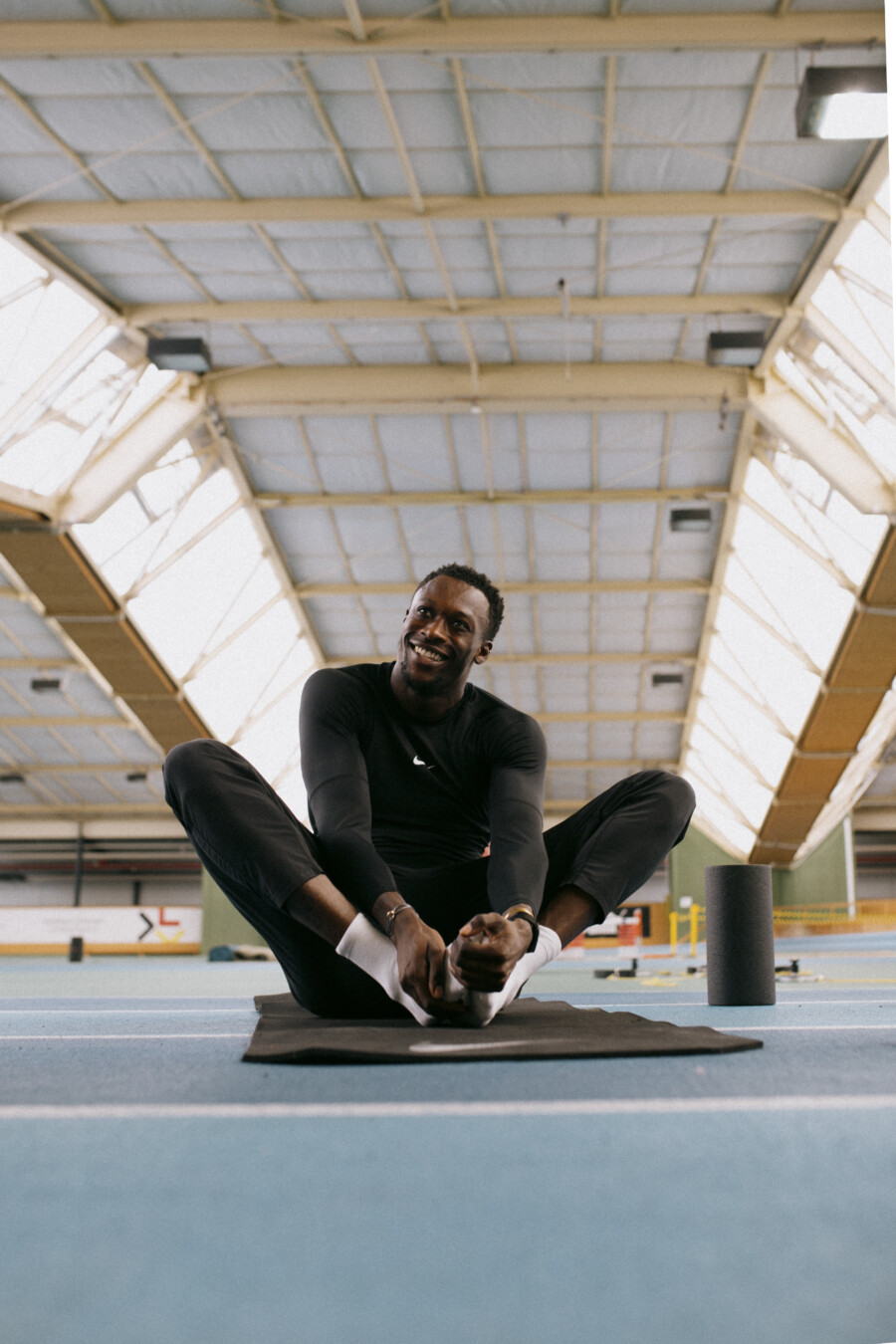 Stretching für den großen Traum: Owen Ansah beim Training am Bundesstützpunkt in Mannheim. Foto: Jessica Schäfer