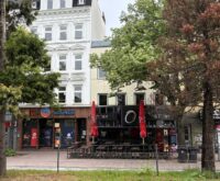 Eine Häuserzeile an der Reeperbahn von der anderen Straßenseite aus fotografiert