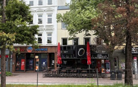 Eine Häuserzeile an der Reeperbahn von der anderen Straßenseite aus fotografiert