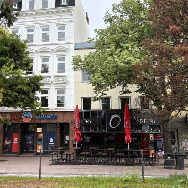 Eine Häuserzeile an der Reeperbahn von der anderen Straßenseite aus fotografiert