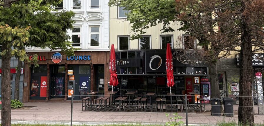 Eine Häuserzeile an der Reeperbahn von der anderen Straßenseite aus fotografiert