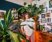 Widerspruch gegen Sexismus: Lindemanns Videos entstehen in seiner Bahrenfelder Wohnung. Foto: Dmitrij Leltschuk