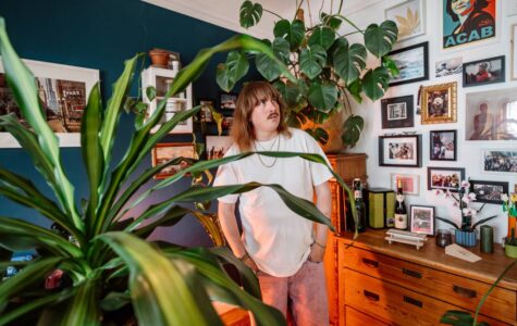 Widerspruch gegen Sexismus: Lindemanns Videos entstehen in seiner Bahrenfelder Wohnung. Foto: Dmitrij Leltschuk