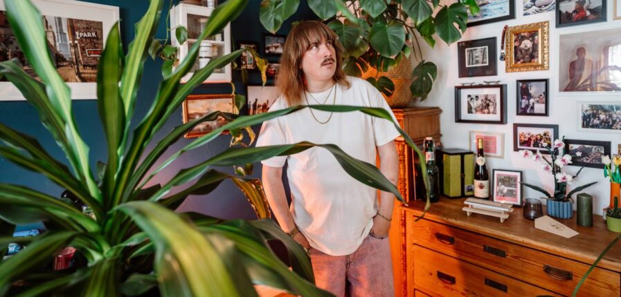 Widerspruch gegen Sexismus: Lindemanns Videos entstehen in seiner Bahrenfelder Wohnung. Foto: Dmitrij Leltschuk