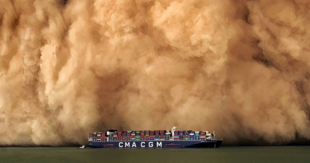 Furcht einflößend: „Im „Kampf zwischen Land und Meer … strahlt der unbeugsame Geist der Seefahrer durch – ein Zeugnis ihres unvergleichlichen Mutes …, die gewaltigsten Stürme der Natur zu bezwingen.“ Foto: Mikael Cesar Bureros, Juli 2023, Bitterseen, Suezkanal