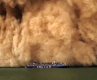 Furcht einflößend: „Im „Kampf zwischen Land und Meer … strahlt der unbeugsame Geist der Seefahrer durch – ein Zeugnis ihres unvergleichlichen Mutes …, die gewaltigsten Stürme der Natur zu bezwingen.“ Foto: Mikael Cesar Bureros, Juli 2023, Bitterseen, Suezkanal