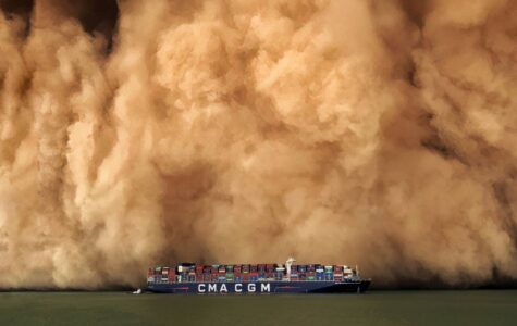 Furcht einflößend: „Im „Kampf zwischen Land und Meer … strahlt der unbeugsame Geist der Seefahrer durch – ein Zeugnis ihres unvergleichlichen Mutes …, die gewaltigsten Stürme der Natur zu bezwingen.“ Foto: Mikael Cesar Bureros, Juli 2023, Bitterseen, Suezkanal