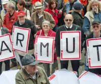 Senioren mit Protest-Schildern "Armut" bei einer Demonstration.