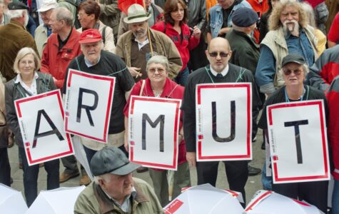 Senioren mit Protest-Schildern "Armut" bei einer Demonstration.