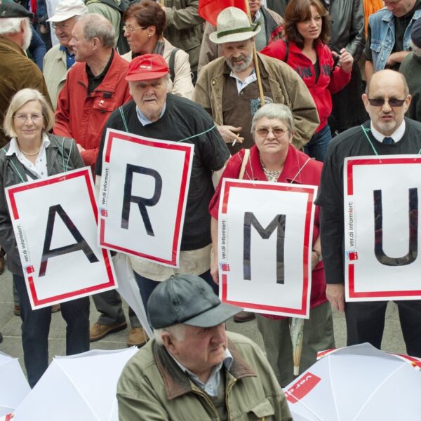 Senioren mit Protest-Schildern "Armut" bei einer Demonstration.