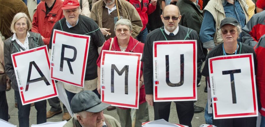Senioren mit Protest-Schildern "Armut" bei einer Demonstration.