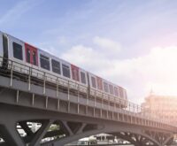 Eine Hochbahn fährt durch die Hamburger Innenstadt.