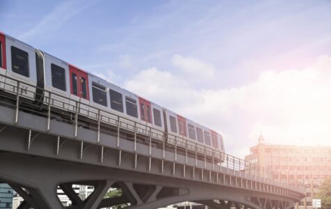 Eine Hochbahn fährt durch die Hamburger Innenstadt.