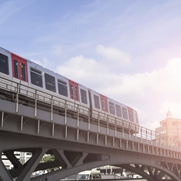 Eine Hochbahn fährt durch die Hamburger Innenstadt.