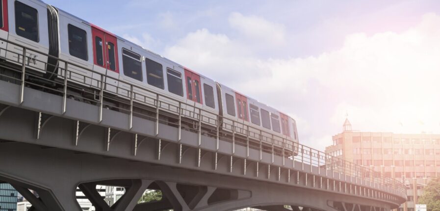 Eine Hochbahn fährt durch die Hamburger Innenstadt.