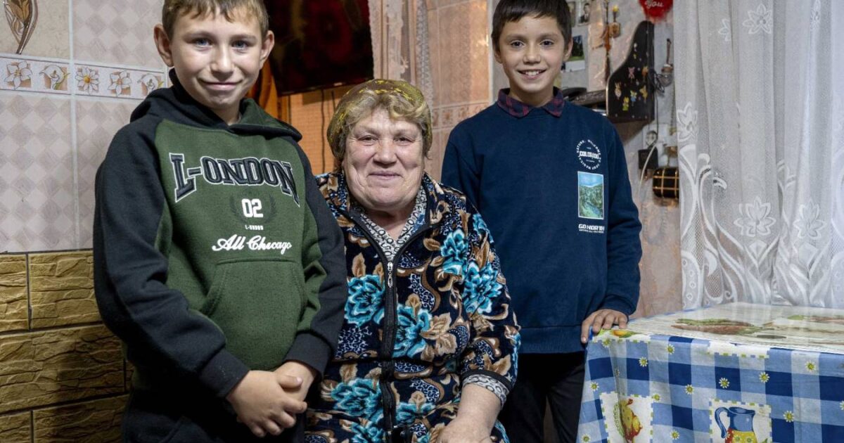 Sehnsucht: Die Eltern von Matei (links) und Daniel arbeiten in Italien. Pflegemutter Anna kennt die Jungs aus dem Kindergarten. Foto: Martin Egbert