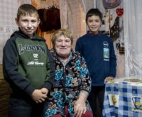Sehnsucht: Die Eltern von Matei (links) und Daniel arbeiten in Italien. Pflegemutter Anna kennt die Jungs aus dem Kindergarten. Foto: Martin Egbert