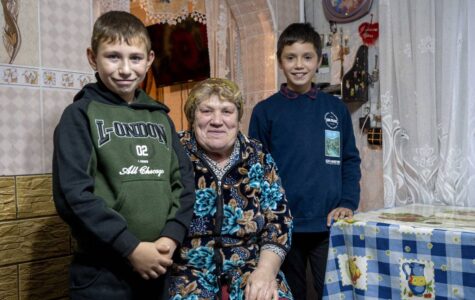 Sehnsucht: Die Eltern von Matei (links) und Daniel arbeiten in Italien. Pflegemutter Anna kennt die Jungs aus dem Kindergarten. Foto: Martin Egbert