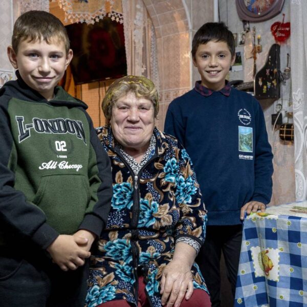 Sehnsucht: Die Eltern von Matei (links) und Daniel arbeiten in Italien. Pflegemutter Anna kennt die Jungs aus dem Kindergarten. Foto: Martin Egbert